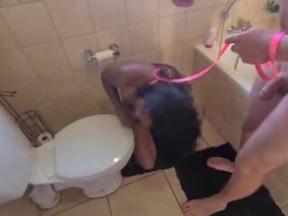 אדם שרותים הידי דמיון אישה לקבל pissed ב ו - לקבל שלה ראש flushed followed על ידי מוצצת putz