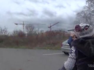 Arm hongaars godin gekregen kicked uit naakt bij de buss station
