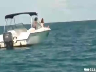 二 女孩 上 一 游艇 窥探 上 和 拍着