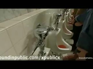 مجموعة من مثليون جنسيا في جمهور toilets handjobs و المص