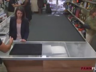Customers kone la den pawn mann faen henne i den bakrom