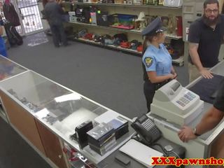 实 pawnshop 脏 视频 同 bigass 警察 在 制服