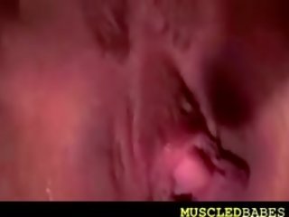 Musculosa loira grande clitóris exposion