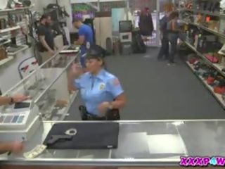 年轻 女人 警察 尝试 到 pawn 她的 枪